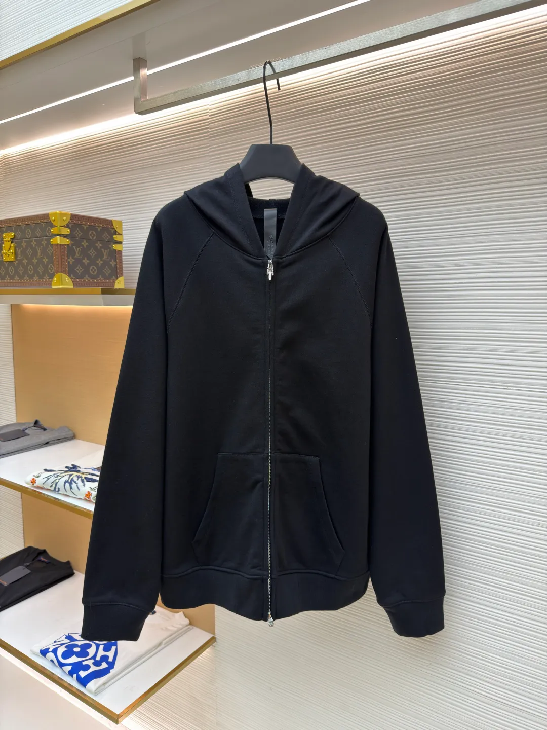 Chrome Hearts solid color hooded embroidered letter sweatshirt ●Original version: purchased and developed by 22939 ●Item number: 1682378-B15 ●Fabric: combed cotton fabric ●Technology: embroidery production ●Color: black ●Version: loose fit ●Weight: about 885 grams ●Size: S-M-L ●Description: This Crow Heart solid color hooded embroidered sweatshirt is made of 420g heavyweight pure cotton terry fabric. It has been processed by enzyme washing process. The fabric is soft and skin-friendly and not easy to deform and pill. It is also pre-shrunk and the size is stable after washing. The body is designed with raglan sleeves, which is ergonomically designed and allows movement without any restriction. The hooded part has a built-in double-layer drawstring, and the rope head is made of metal, which is thick and wear-resistant. The front placket uses a YKK customized zipper, which is smooth and easy to pull and has strong oxidation resistance. The letter logo on the chest adopts imported embroidery technology, using high-gloss embroidery thread, with a stitch density of 15 stitches/cm, and the pattern is three-dimensional and clear without skipping lines. The kangaroo pocket is cut in one piece, and the edges are reinforced with double-needle stitching. The ribbed fabric on the cuffs and hem is custom-woven and high-elastic, which will not loosen after long-term wear. The overall seams are combined with flat stitching and overlocking. The details show the brand's hard-core craftsmanship and street style. The overall wiring is straight and delicate, the fabric is comfortable and soft, and the color is consistent without color difference. It can be matched with the same style to create a fashionable look and control various occasions. Customized accessories, complete with three standards, same style for men and women!